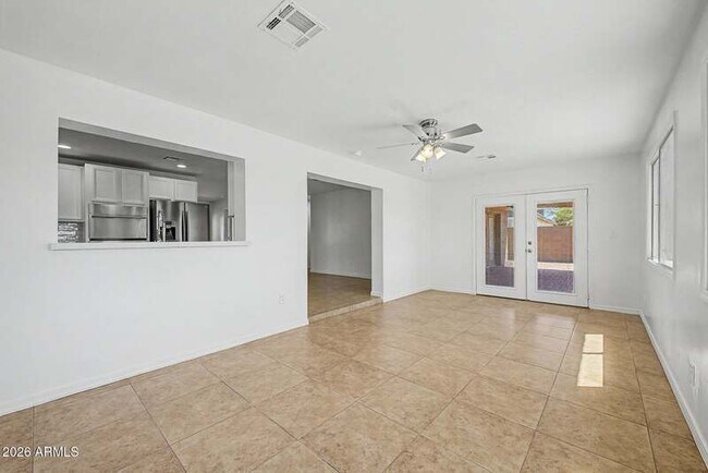 Building Photo - 2601 E Dahlia Dr