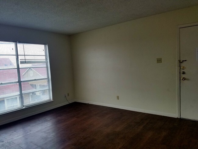 Building Photo - 4400 Lake Rd