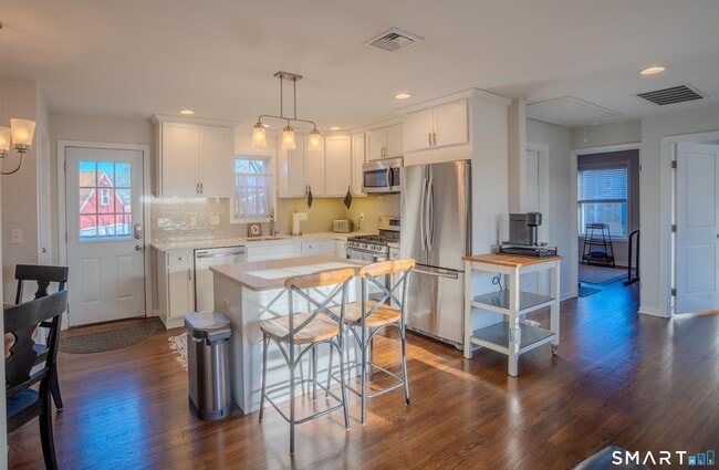 Building Photo - 348 Buckingham Ave