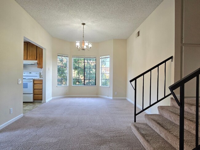 Building Photo - Spacious Top Floor Condo with Washer/Dryer...