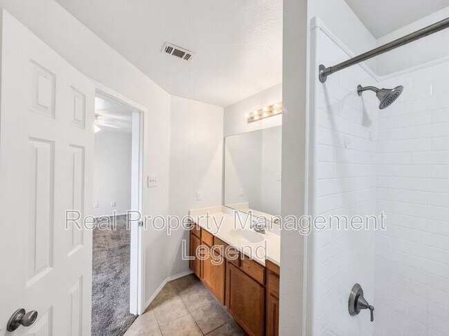 Building Photo - 3211 Roundtree Ln