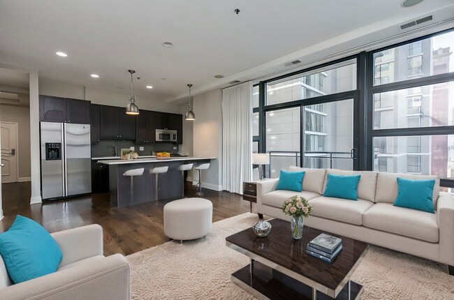 Building Photo - River North Stunning Furnished 2b2b Apartment