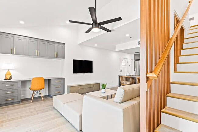 Building Photo - 8115 Thomas Dr