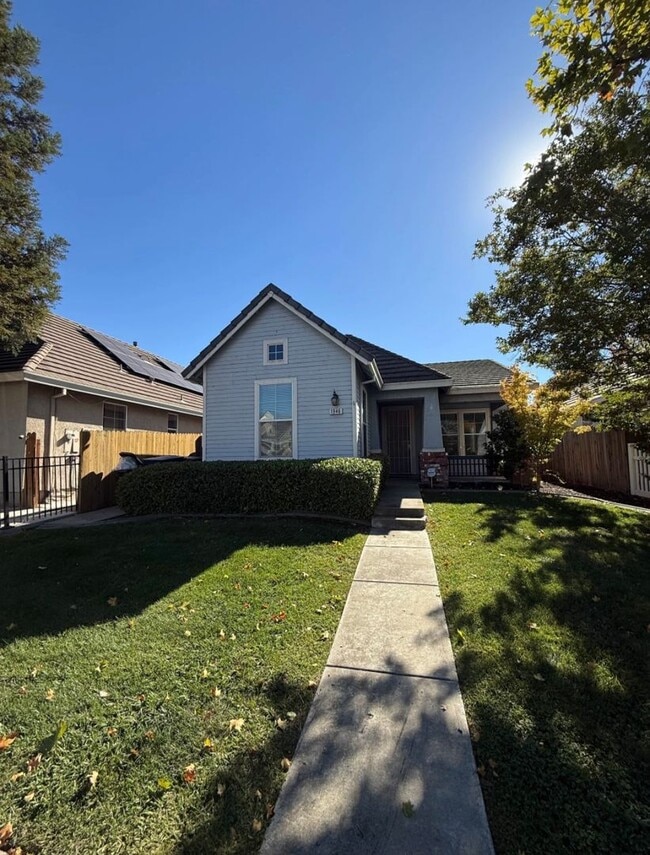 Building Photo - MOVE IN SPECIAL: 1/2 OFF 2ND MONTHS RENT Adorable 3 bedroom 2 bath home