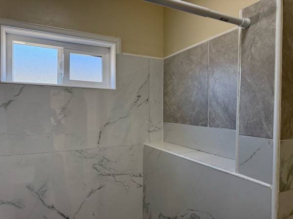 Building Photo - 1423 E 60th St