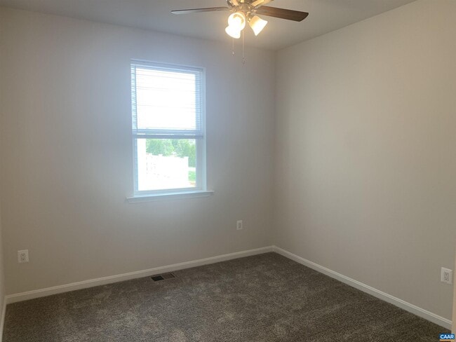 Building Photo - 758 Round Hill Rd