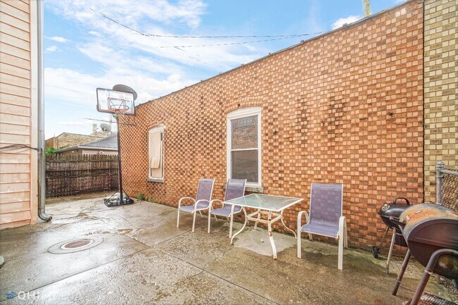 Building Photo - 6144 N Washtenaw Ave