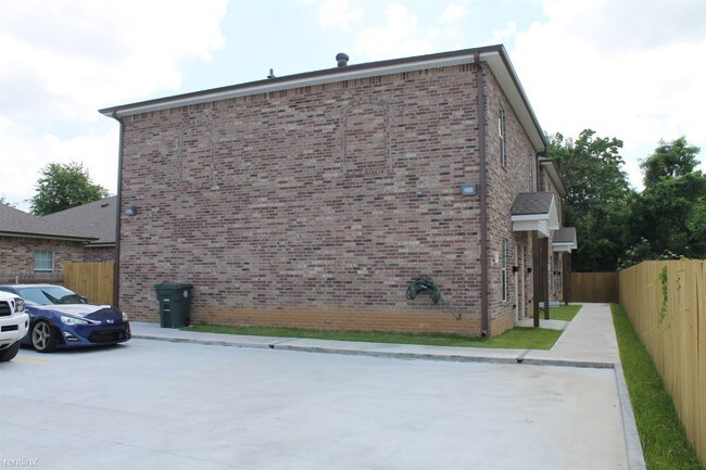 Building Photo - 2 br, 1.5 bath Townhome - 3229 Kirkman St # 1