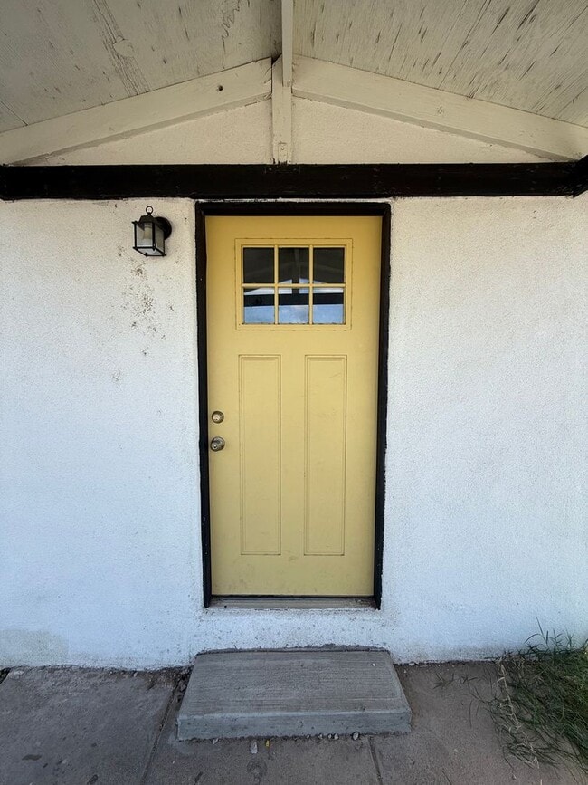 Building Photo - Remodeled 2 Bedroom w/ Utilities Included!