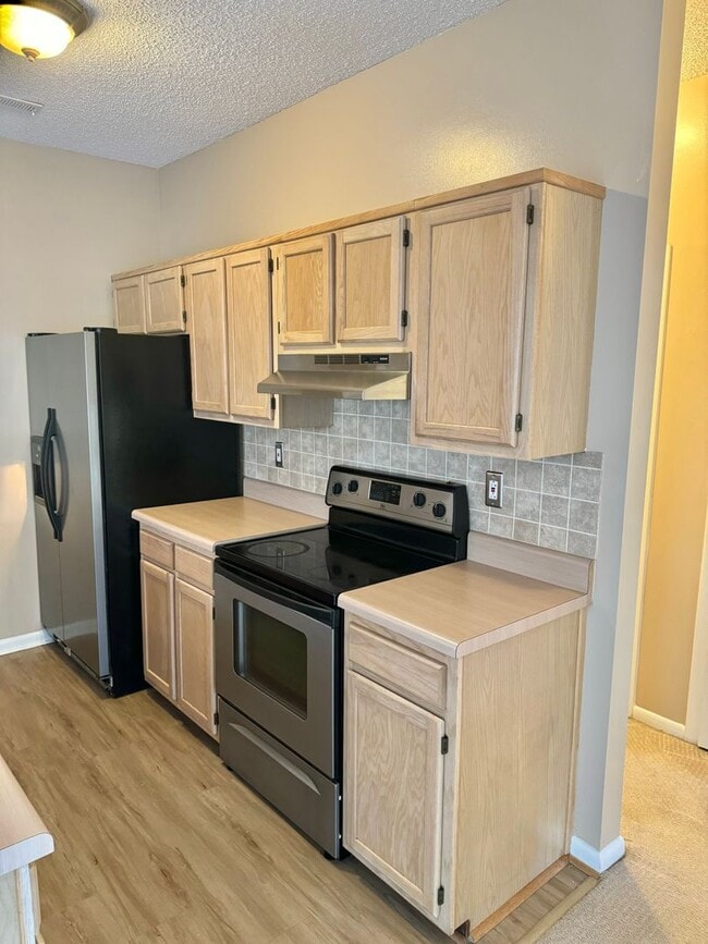 Building Photo - Awesome, 2 story, end unit condo right across from Honey Bee Golf Course in Virginia Beach-