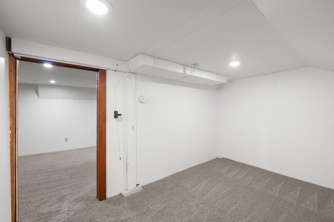 Building Photo - 2 bedroom 1 bath with full basement in Sellwood!