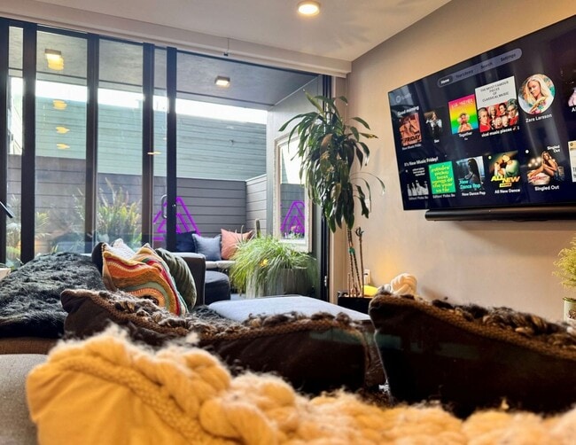Building Photo - Maison à SOMA  |Secured Smart Access. Mode...