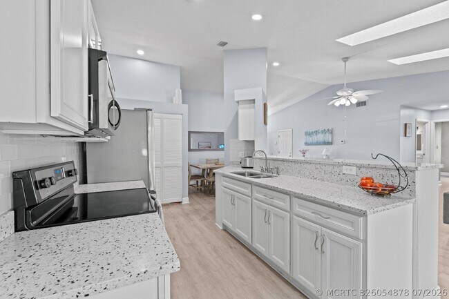 Building Photo - 1599 Bayridge Pl