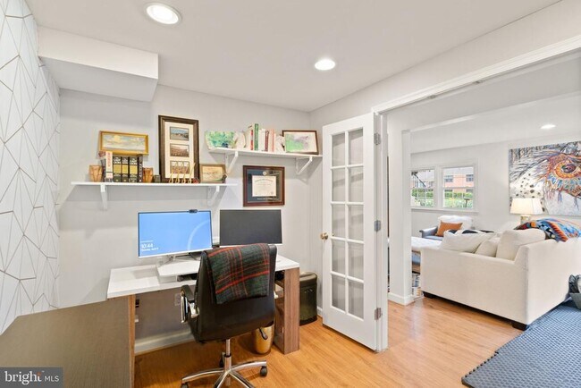 Building Photo - 4408 Tarpon Ln