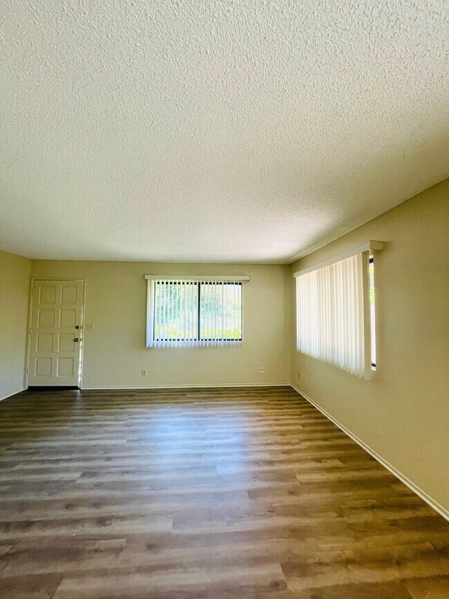 Building Photo - Your perfect Ventura retreat—spacious 3 be...