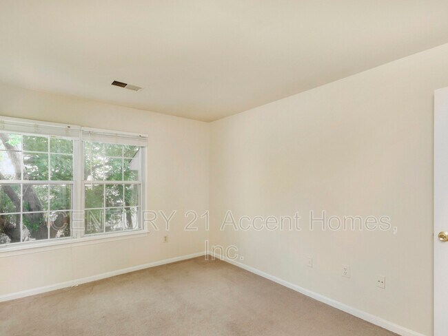 Building Photo - 8647 Beekman Pl