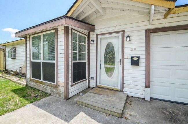 Building Photo - 2110 Pickerton Dr