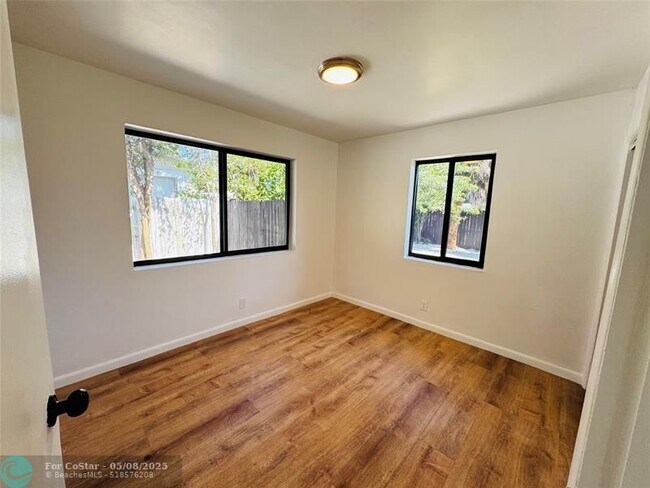 Building Photo - 1472 NE 30th Ct