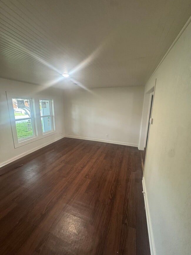 Building Photo - NEWLY RENOVATED - CHARMING 3/2 with STORAGE UNIT and COVERED PARKING