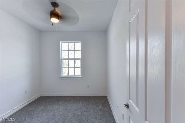 Building Photo - 43669 Sparrow Dr