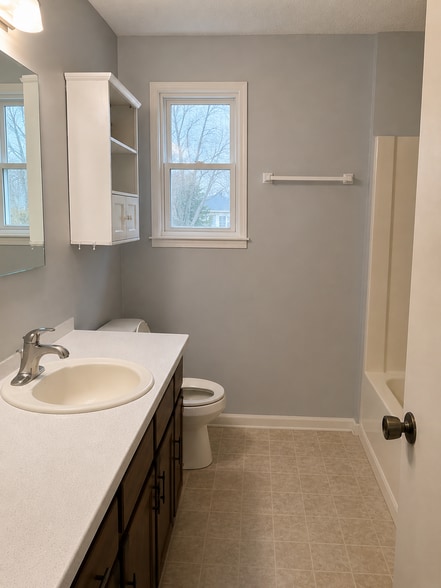 Building Photo - 1749 Rocky Ridge Dr NW