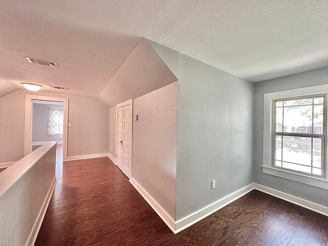 Building Photo - Spacious 4 Bedroom in the Heart of Tyler! Available Now!