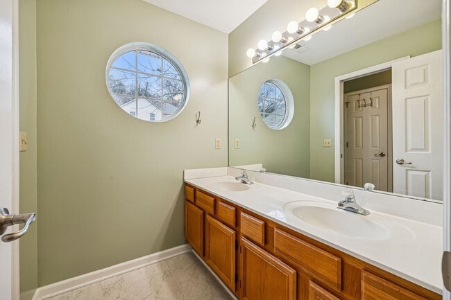 Building Photo - Discover exceptional convenience and comfort