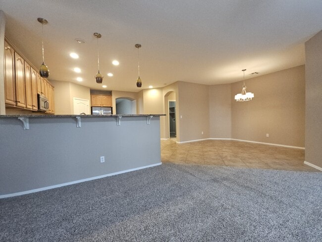 Building Photo - 906 E Pasture Canyon Dr