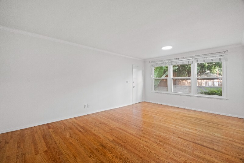 Building Photo - 2001 Beachwood Dr