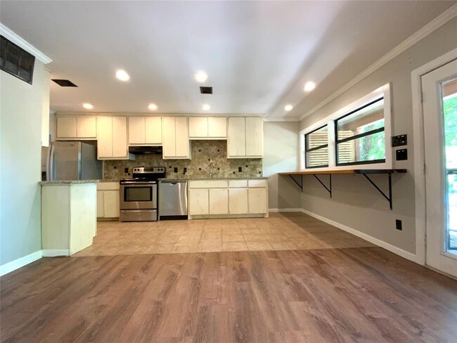 Building Photo - 2807 Edgewater Dr