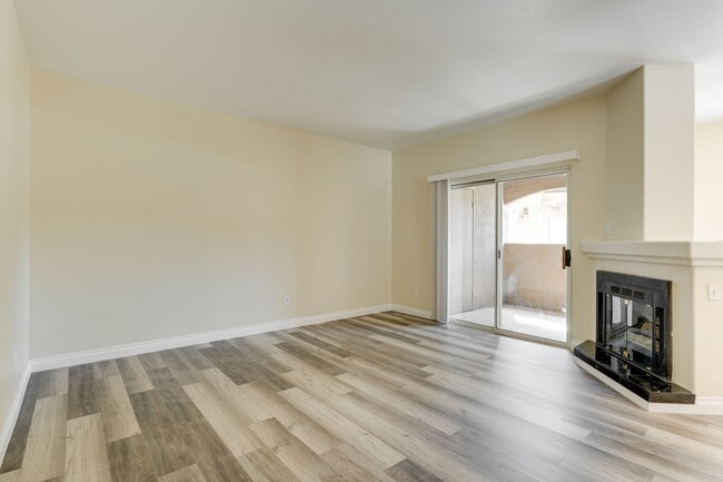 Building Photo - Cozy 1-Bed Apartment with Fireplace – Your...
