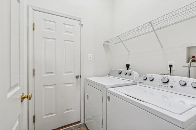 Building Photo - 3B/2.5B End Unit Townhome in Penns Manor A...