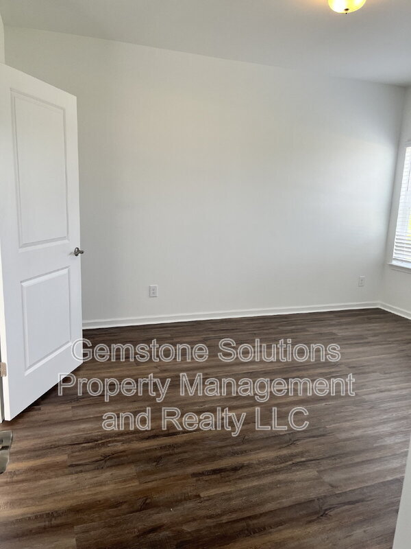 Building Photo - 2213 Zeva Cir