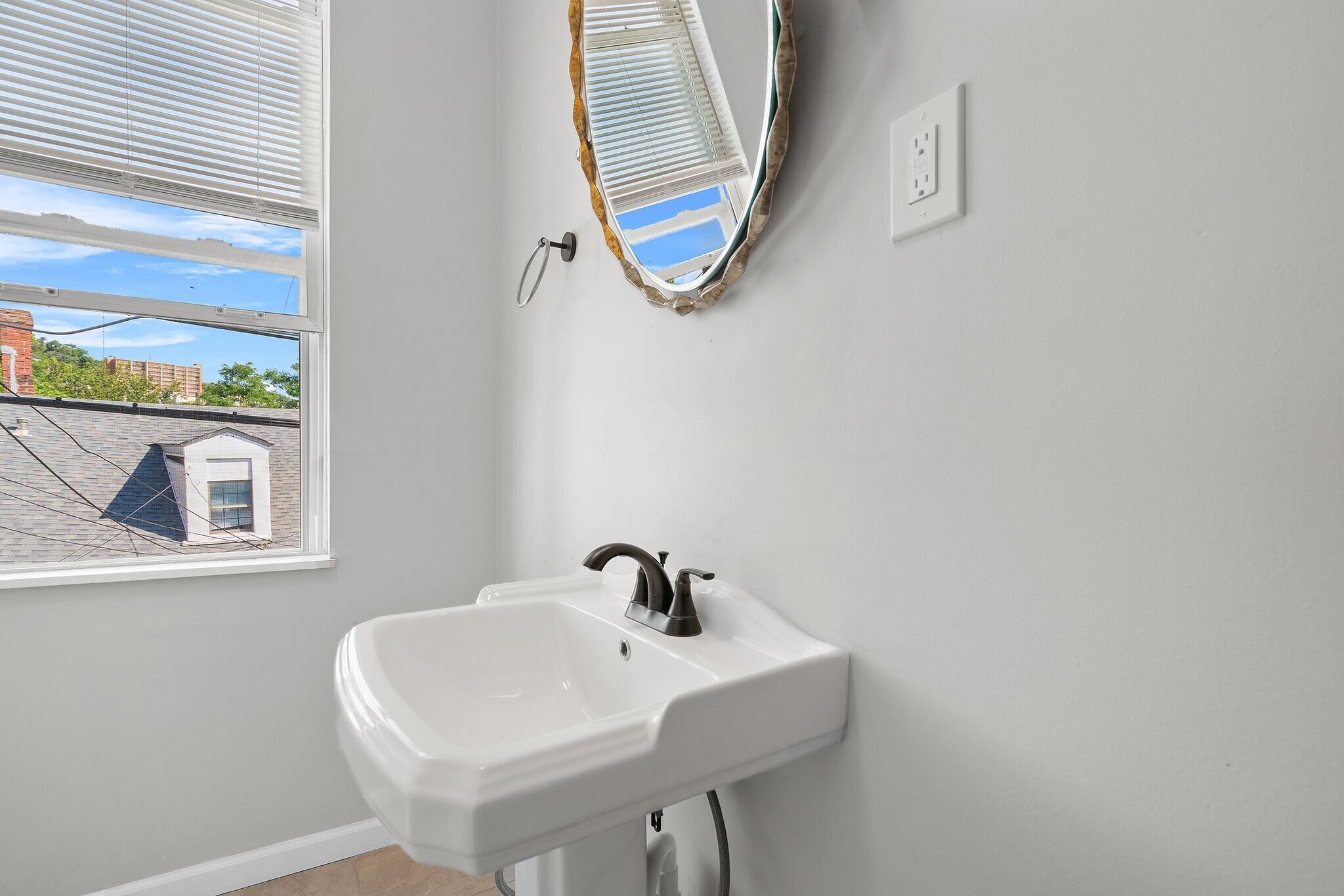 Building Photo - 1123 Brabec St