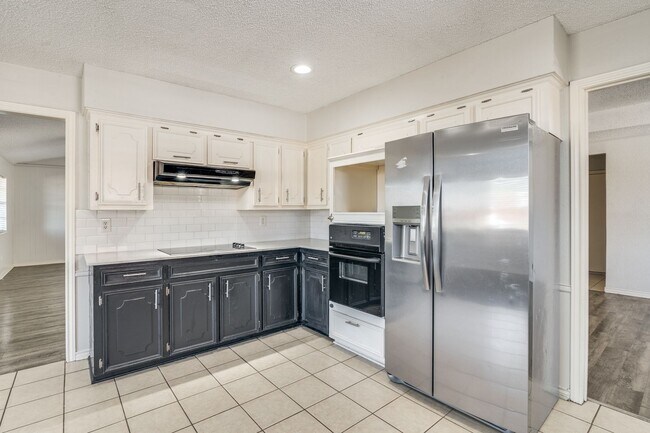 Building Photo - Beautiful 3-Bed, 2.5-Bath Home in Garland – Spacious Layout & Fantastic Amenities!