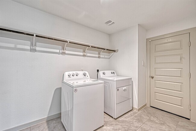Building Photo - 815 Dahlia Petal Dr