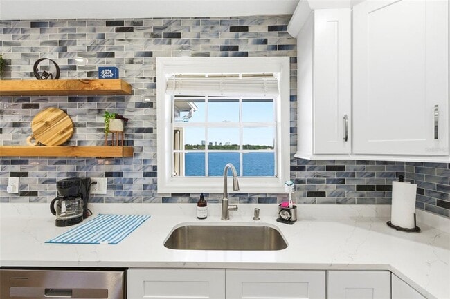 Building Photo - 201 Pompano Dr SE