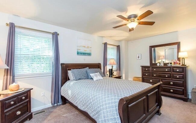 Building Photo - Beautiful updated 3-bedroom 1.5 bath townh...