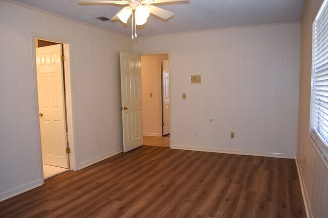 Building Photo - Three Bedroom Two Bath outside Eglin Gates