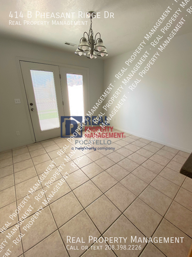 Building Photo - MOVE IN SPECIAL - 2 Bed 1.5 Bath Town Home...