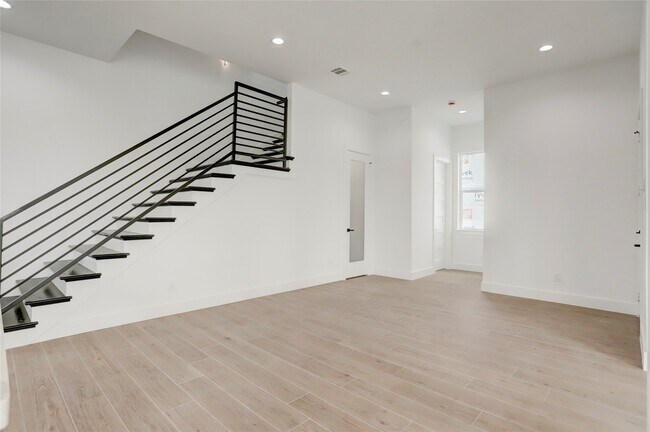 Building Photo - 6816 Hartland St