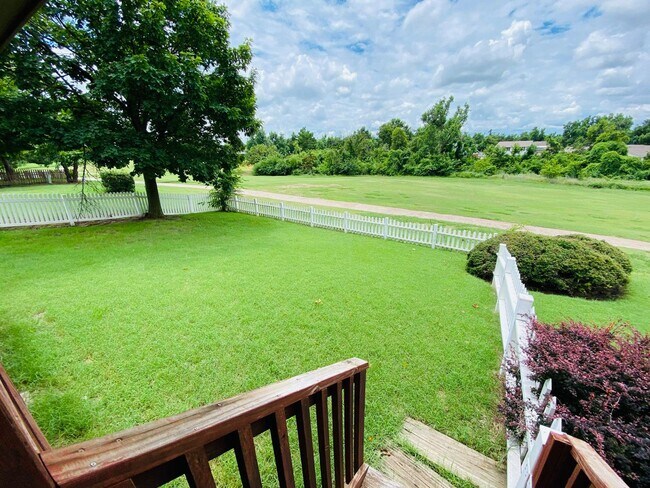 Building Photo - 3br 2.5ba on Surrey Hills Golf Course!!