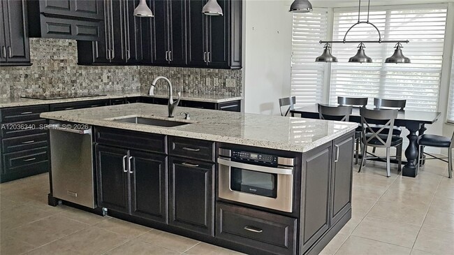 Building Photo - 405 Sabal Way