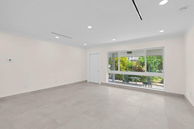 Building Photo - 391 SE 7th Ave