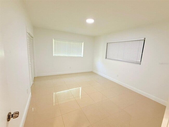 Building Photo - 2300 SW 24th St