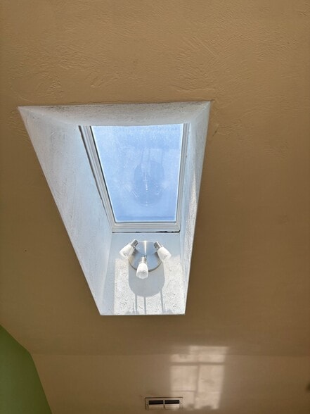 Building Photo - 2 Windermere Pl