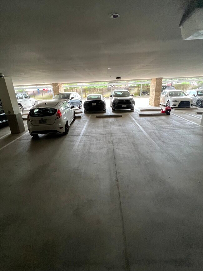 Building Photo - 2124 E 6th St