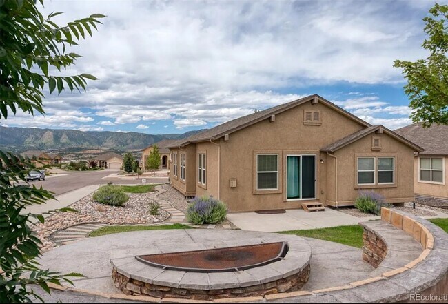 Building Photo - 495 Pasada Way