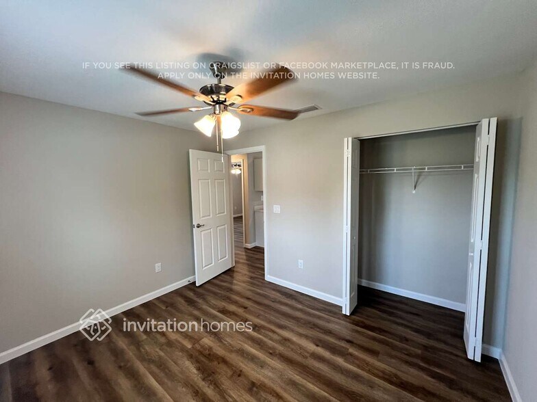 Building Photo - 1702 SW Airoso Blvd