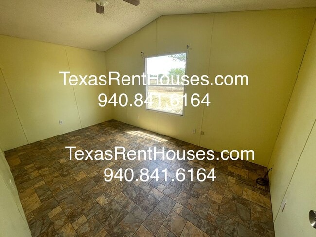 Building Photo - Horse Lover's Dream !!! Located in Award W...
